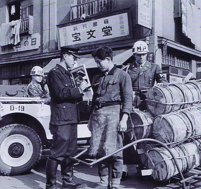 Một cảnh sát tịch thu hàng, 1949.