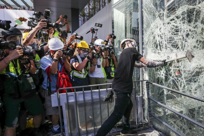 Người biểu tình đập phá trụ sở cơ quan hành pháp Hong Kong. Ảnh: scmp.com