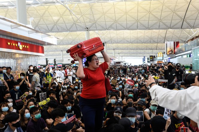 Sân bay Hong Kong gần như tê liệt vì biểu tình. Ảnh: Mothership