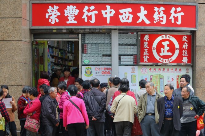 Du khách từ Trung Quốc đại lục trước một cửa hàng ở khu Hung Hom, Hong Kong. Ảnh: scmp.com