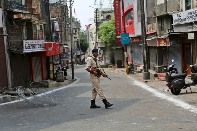 An ninh được siết chặt ở Kashmir, đường phố hầu như không bóng người, ngoài lực lượng an ninh Ấn Độ. Ảnh: Washington Post