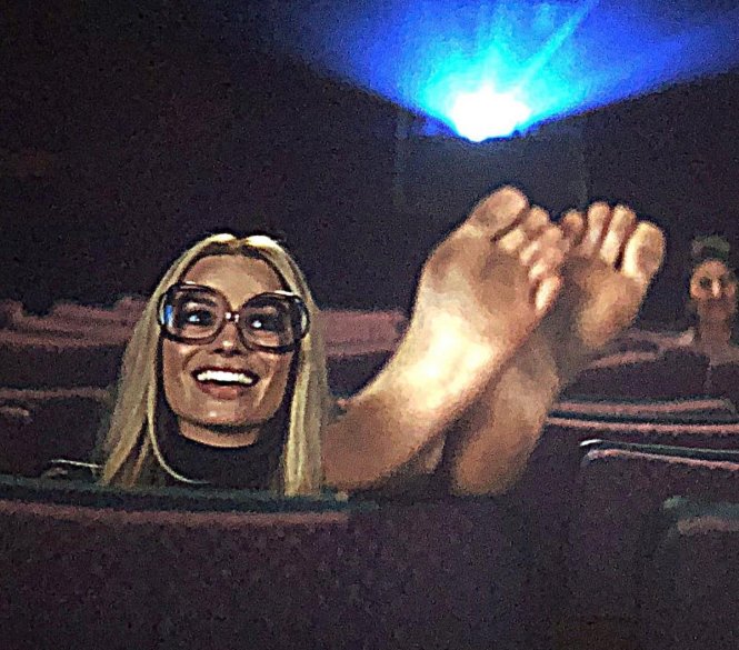 Chỉ ông mới dám chiêu đãi khán giả bằng cả khuôn hình đặc tả hai bàn chân kiêu ngạo giẫm lên phim của Margot Robbie qua vai Sharon Tate.
