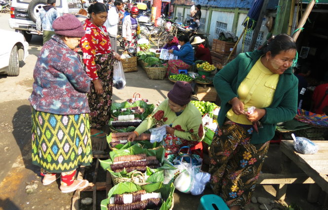 Bánh giầy vẫn còn khá phổ biến ở các chợ tạm ven đường Myitkyina