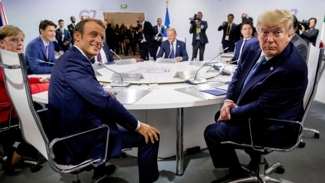 Ông Trump (phải) và ông Macron ở G7 Biarritz cùng các nhà lãnh đạo khác. Ảnh: Reuters