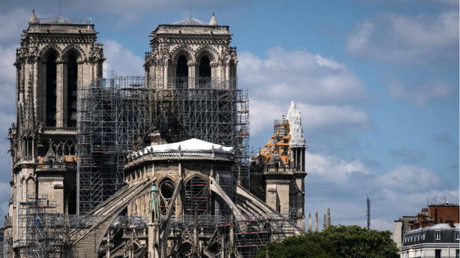 Sau vụ cháy nhà thờ Đức Bà Paris, một lượng chì lớn đã phát tán ra ngoài. Ảnh: AFP