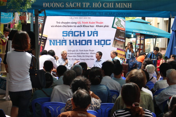 Trò chuyện cùng GS Trịnh Xuân Thuận và nhóm chủ biên tủ sách Khoa học và Khám phá tại đường sách Nguyễn Văn Bình, TP.HCM.