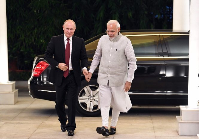 Ông Putin (trái) và ông Modi tay trong tay. Ảnh: twitter.com