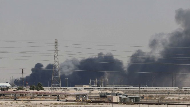 Trong chớp mắt, nhà máy lọc dầu lớn nhất Saudi đã chìm trong biển lửa. Ảnh: ABC News
