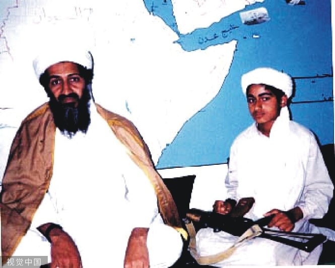 Osama Bin Laden và Hamza Bin Laden. Ảnh: China Daily