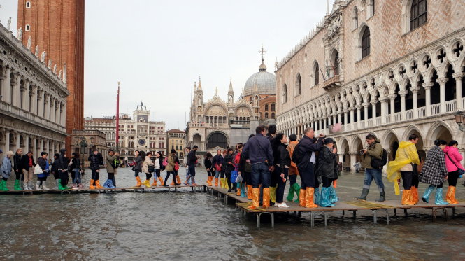 Venice ngập mà không hỗn loạn trong trận bão năm 2018. Thành phố đã quen với chuyện sống với nước ngập và du khách cũng không lạ về việc này. Ảnh: REUTERS