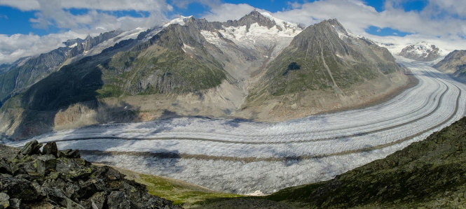 Ngay trước hội nghị thượng đỉnh của Liên Hiệp Quốc, các nhà khoa học hàng đầu đã cảnh báo biến đổi khí hậu tấn công mạnh hơn và sớm hơn dự báo. Trong ảnh là con sông băng lớn nhất ở dãy Alps của Thụy Sĩ, Aletschgletscher, đang tan chảy nhanh chóng và có thể biến mất hoàn toàn vào năm 2100. Ảnh: UN/ Geir Braathen