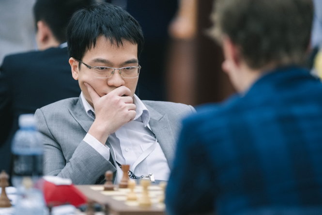 Lê Quang Liêm trong trận thắng Vladislav Artemiev. Ảnh: FIDE