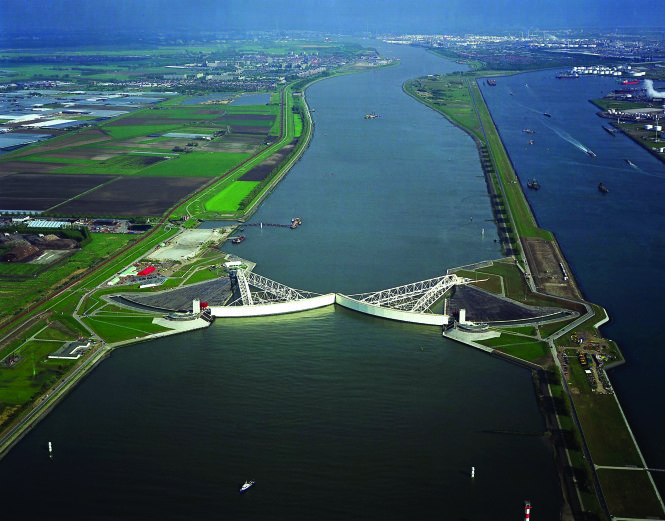 Maeslantkering - đập chắn nước di động bảo vệ thành phố Rotterdam được thiết kế và xây dựng trong 20 năm, tốn 450 triệu euro, là một trong 13 công trình thuộc dự án Delta Works, tốn 7,4 tỉ euro của Hà Lan để trị thủy trước khi họ nhận ra nên sống chung với nước. Ảnh: holland.com