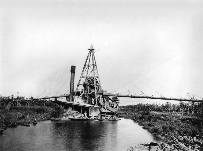 Xáng nạo vét khai thông một con kênh ở miền Tây Nam bộ thập niên 1930.-Ảnh: flickr.com