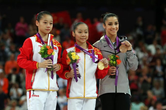 Deng Linlin (giữa) như một cô bé 12-13 tuổi dù đã 20 khi vô địch Olympic. Ảnh: NY Daily News