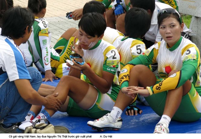 Cô gái vàng của xe đạp VN Nguyễn Thị Thật thoa kem trước giờ xuất phát. Ảnh: DƯ HẢI