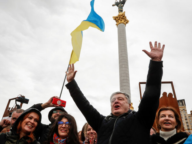 Cựu tổng thống Poroshenko tham gia biểu tình phản đối “công thức Steinmeier”. Ảnh: Reuters