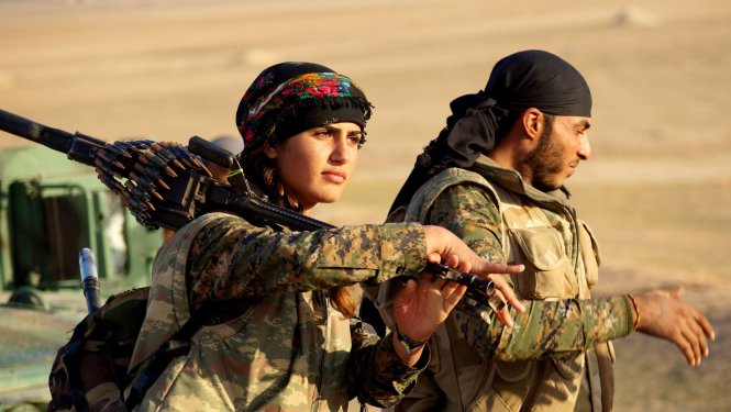 Thần thái của một nữ chiến binh Kurd. Ảnh: Wikipedia