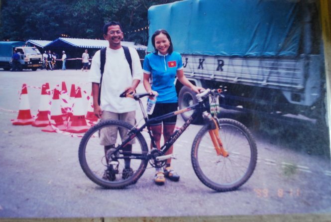 Thanh Huyền và ân nhân người Thái Lan Sekson Aroonpong (thường được gọi là Art) - người đã cho chị mượn xe để giành tấm HCV lịch sử ở SEA Games 1999. Do xe đạp của Huyền không tốt và bị hư hỏng trước giờ đua, anh Art - một phóng viên tạp chí xe đạp - đã chủ động cho Huyền mượn chiếc xe chuyên dụng của mình. Hai người hiện vẫn giữ mối quan hệ bạn bè thân thiết. Ảnh: NVCC