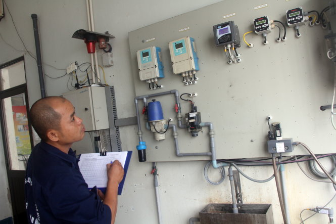 Giám sát chất lượng nước nguồn qua các thiết bị điện tử tại trạm bơm Hòa Phú (Nhà máy nước Tân Hiệp). Ảnh: QUANG KHẢI