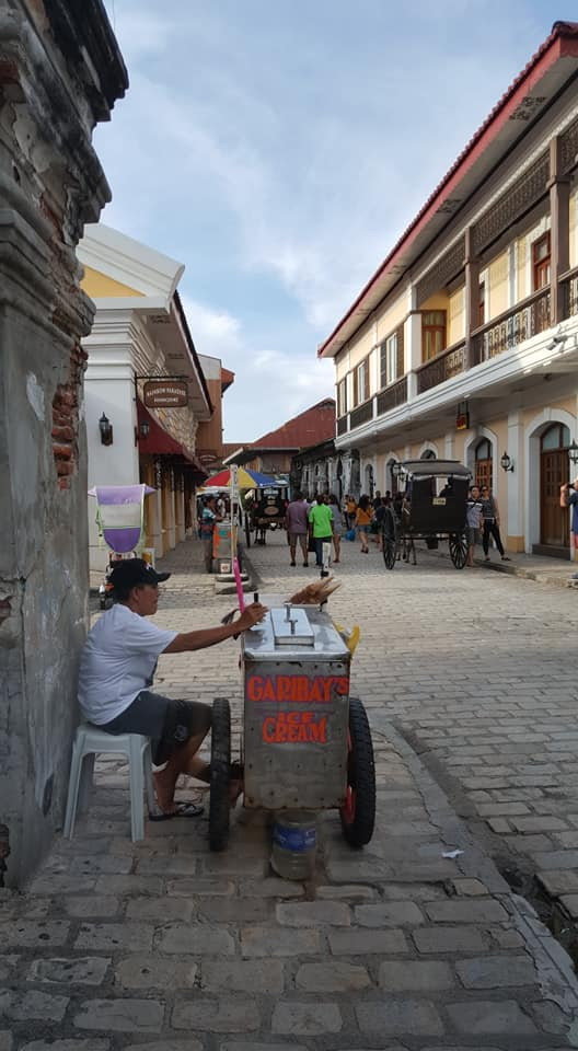 Anh bán kem ba màu ở góc phố Vigan.