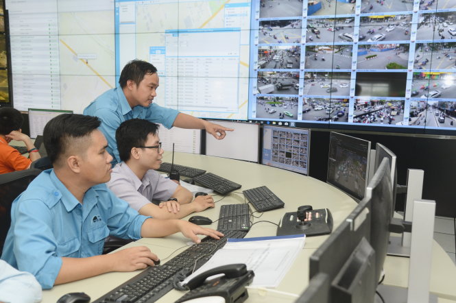 Nhân viên Trung tâm giám sát và điều khiển giao thông đường hầm sông Sài Gòn TP.HCM theo dõi lượng xe qua hệ thống camera. Ảnh: TỰ TRUNG