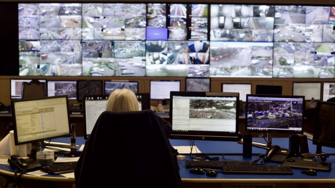 Bên trong phòng quản lý CCTV ở Enfield (London, Anh). Ảnh: Felipe Araujo/Medium