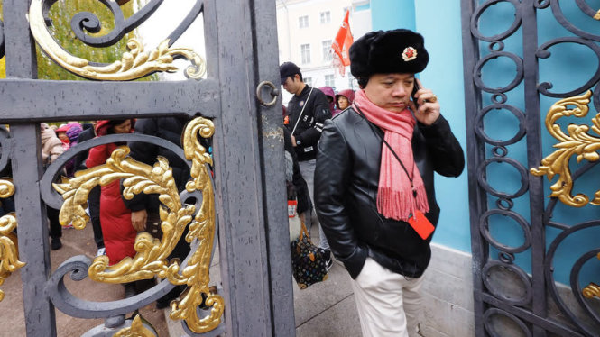 Một hướng dẫn viên du lịch người TQ ở Hoàng Thôn, St. Petersburg. Ảnh: kommersant.ru