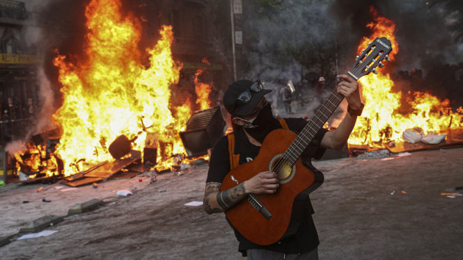 Một người biểu tình ở Santiago, Chile. Ảnh: AP