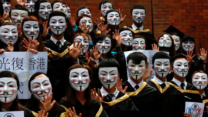 Sinh viên Đại học Bách khoa Hong Kong đeo mặt nạ trong lễ tốt nghiệp. Ảnh: Nikkei