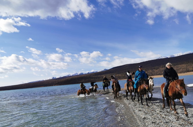 Cưỡi ngựa trên hồ Khuvsgul là một trải nghiệm mới dành cho du khách. Ảnh: Zolo