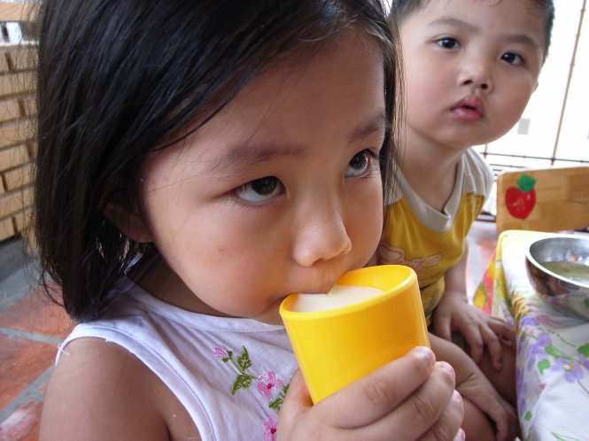 Sữa là một trong những nhu yếu phẩm của trẻ. Ảnh: Nguyễn Công Thành