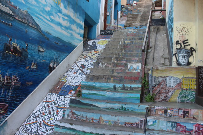Những bức vẽ trên các bậc cầu thang lên phố.