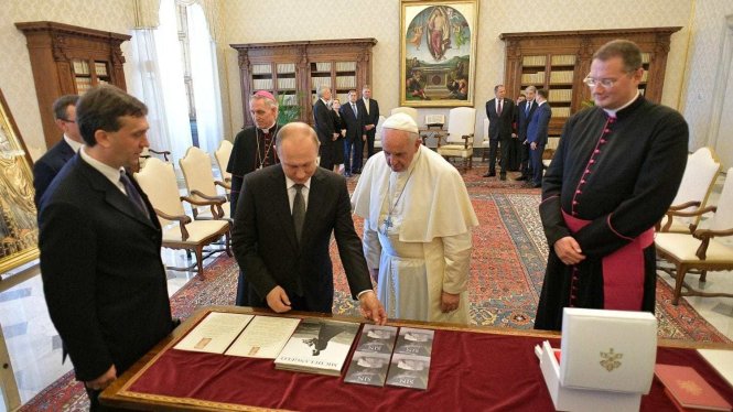 Ông Putin tặng phim Tội lỗi cho Giáo hoàng Francis. Ảnh: Novena