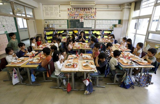 Bữa ăn trưa, với phần không thể thiếu là một hộp sữa, là một phần của việc giáo dục dinh dưỡng cho học sinh Nhật Bản. Ảnh: Independent