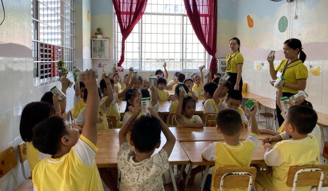 Trẻ em uống sữa học đường tại Trường mầm non Châu Thành, TP Vũng Tàu. Ảnh: ĐÔNG HÀ