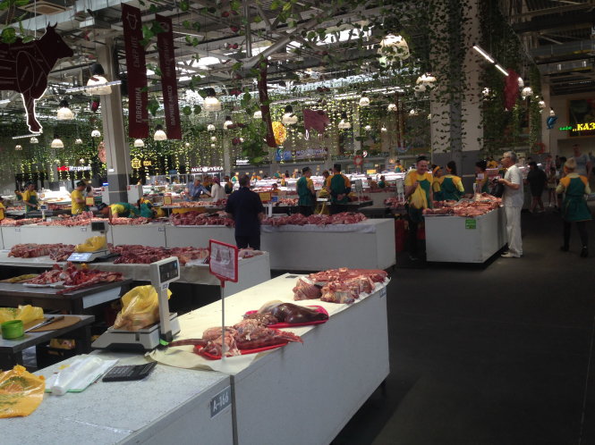 Trong một góc chợ cực kỳ sạch sẽ, thịt lợn và thịt bò bán gần nhau.