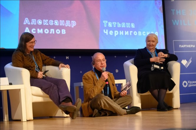 Barbara Oakley (bìa trái) và Tatyana Chernigovskaya (bìa phải) tại Hội nghị EdCrunch