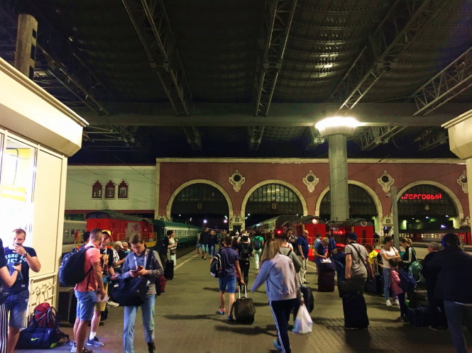 Ga Kazansky ở Moskva lúc 11 giờ đêm vẫn tấp nập khách đợi tàu.