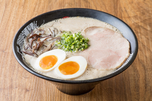 Mì ramen tonkotsu với nước dùng sệt mỡ. Ảnh: tblg.k-img.com