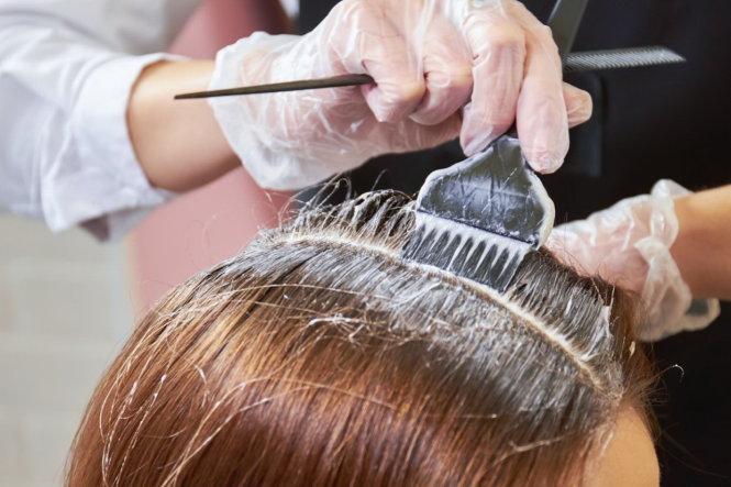Theo một nghiên cứu mới, thuốc nhuộm tóc có thể làm tăng nguy cơ mắc ung thư vú ở phụ nữ. Ảnh: GETTY IMAGES