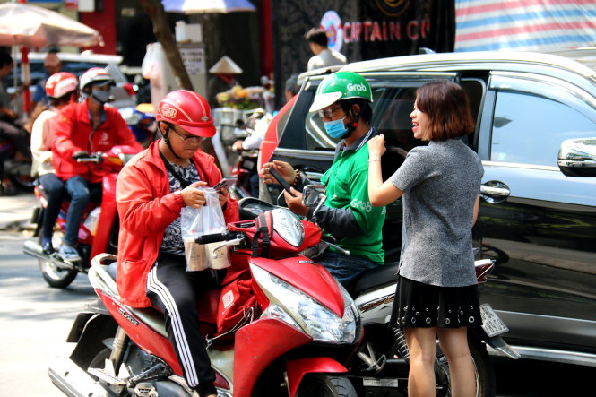 Bộ luật lao động sửa đổi 2019 mở rộng phạm vi bảo vệ tới lao động thời vụ, tài xế công nghệ... Trong ảnh: các shipper công nghệ giao thức uống cho khách hàng tại một cao ốc văn phòng ở Q.1, TP.HCM. Ảnh: NGỌC HIỂN