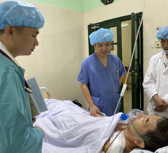 Điều trị cho bệnh nhân 65 tuổi người Nhật bị chấn thương ngực kín, gãy xương đòn tại Bệnh viện Hữu nghị Việt Đức đầu tháng 11-2019. Ảnh: BVCC