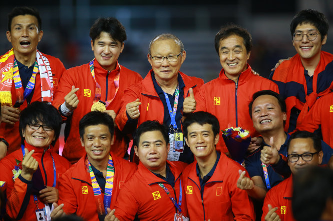 Hàng trên từ trái sang: HLV thủ môn Thế Anh, HLV thể lực Park Sung Gyun, HLV Park Hang Seo, trợ lý HLV Lee Young Jin và Lee Jung Hak (phiên dịch tiếng Anh). Ảnh: Nguyễn Khánh