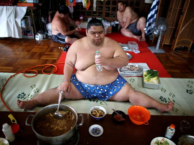 Một bữa ăn của võ sĩ sumo. Ảnh: Insider