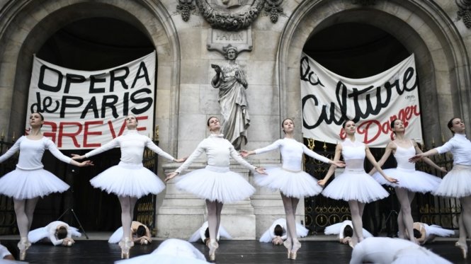 Các vũ công balê Nhà hát Opera Paris biểu tình chống chính sách lương hưu mới của chính quyền Pháp. Ảnh: AFP