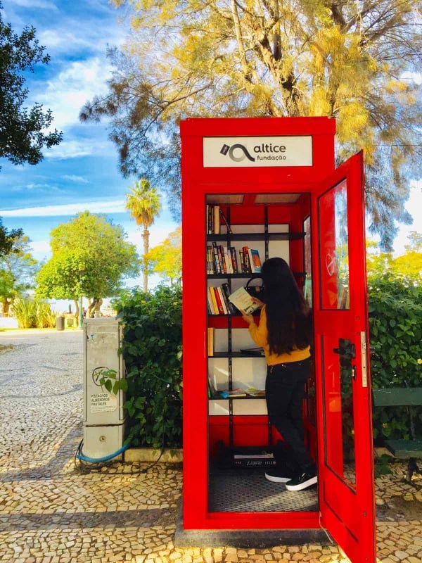 Một tủ sách ngoài đường ở Atalaia, Bồ Đào Nha. Ảnh: Vân Petrisor