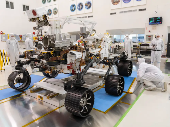 Tàu thăm dò Mars 2020 của NASA trong chuyến chạy thử ngày 17-12-2019. Ảnh: NASA