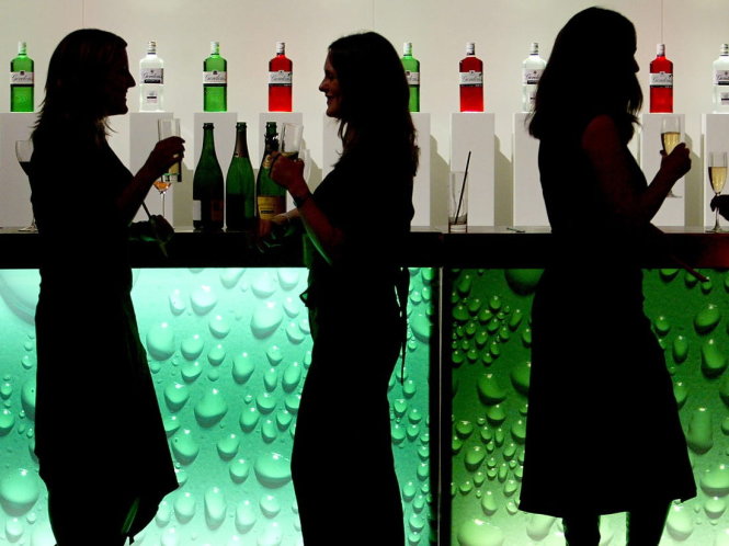 Phụ nữ uống bia rượu với mức độ nguy hại có thể gây ngộ độc bào thai. Ảnh: Reuters