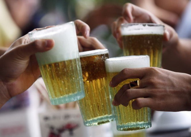 Uống bia hơi ở Hà Nội. Ảnh: Reuters